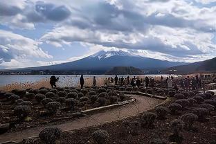 博主：为补充能量，申花中场阿马杜在返程飞机上连吃四个半汉堡